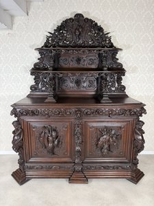 Monumentálny rezbovaný príborník s nástavcom