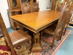 Jedálenský stôl s rezbovanou podnožou sfíng a 6 stoličkami