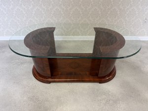 Konferenčný stolík so sklenenou doskou