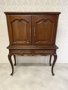 Elegantná vitrínová komoda