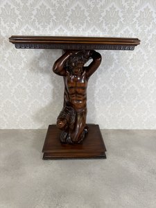 Rezbovaný konzolový stolík s figurálnou podnožou