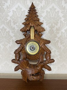Drevený vyrezávaný barometer s teplomerom