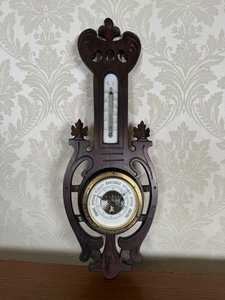 Drevený barometer s teplomerom