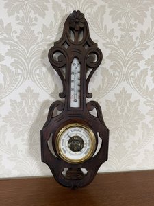Drevený barometer s teplomerom