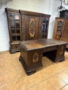 Monumentálna rezbovaná pracovňa