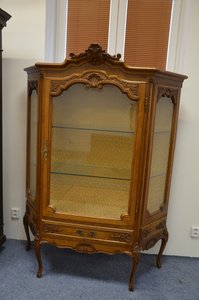 Elegantní vitrína ve stylu Ludvíka XV.